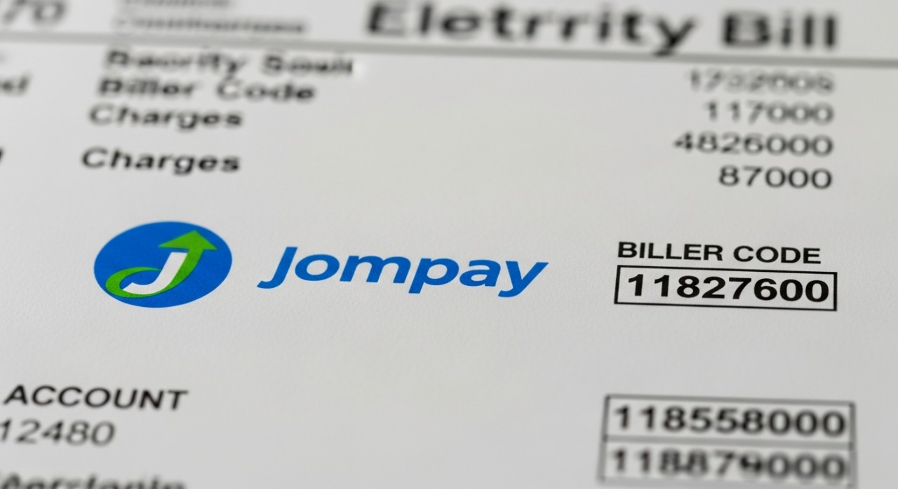 Paparan dekat bahagian maklumat pembayaran pada bil elektrik fizikal yang menunjukkan kod biller Jompay.